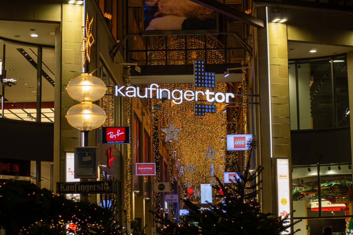 M&uuml;nih'teki Marienplatz meydanında muhteşem Noel ışıkları ve panayır
