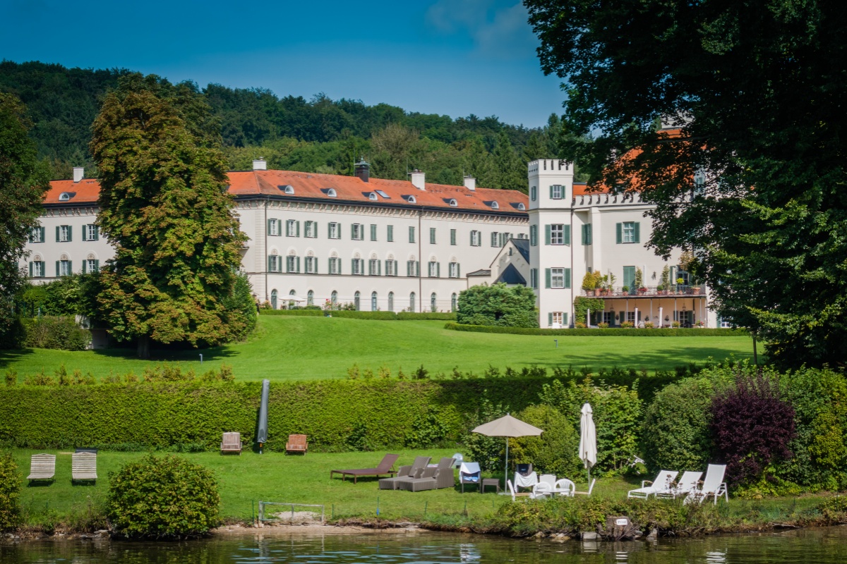 Schloss Possenhofen, Oberbayern'de (Yukarı Bavyera) Starnberg G&ouml;l&uuml;'n&uuml;n batı kıyısında yer alan bir şatodur