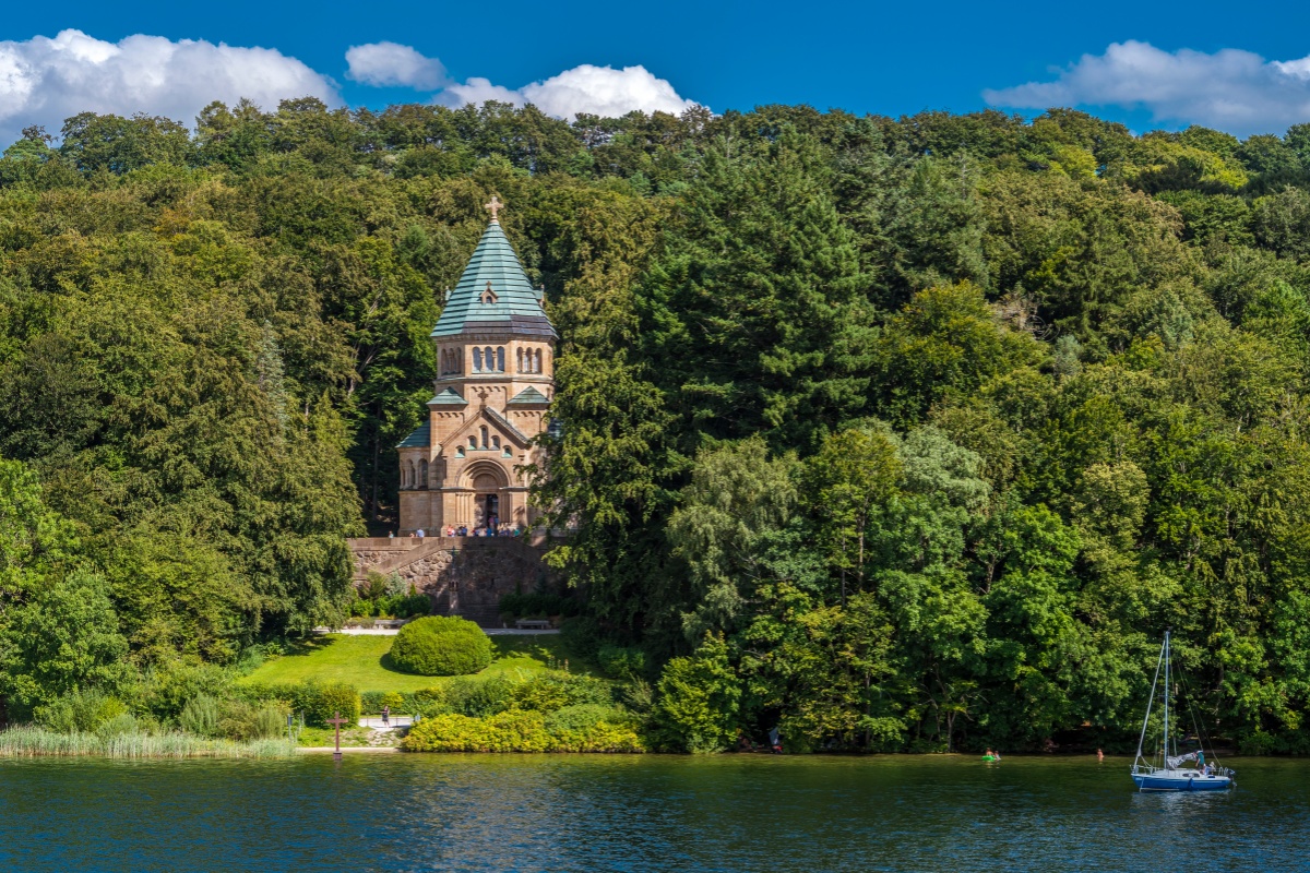 Bavyera Kralı II. Ludwig'in onuruna Starnberg Gölü kıyısındaki Berg yakınında bulunan Adak Kilisesi