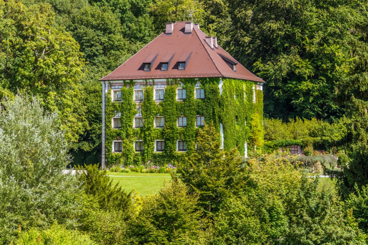 Kral II. Ludwig'in yazlık rezidansı: Starnberg Gölü üzerindeki Schloss Berg