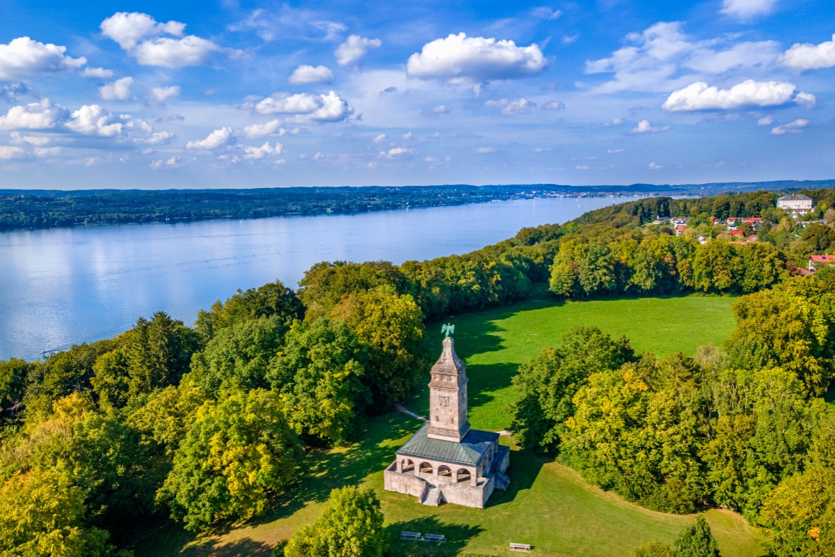 Bavyera'da Starnberg G&ouml;l&uuml; yakınındaki Bismarckturm (Bismarck Kulesi)