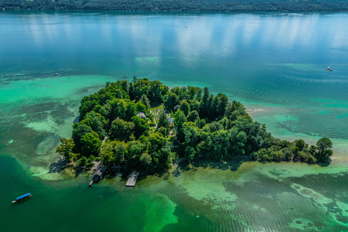 Roseninsel (G&uuml;l Adası), Yukarı Bavyera'da M&uuml;nih'in g&uuml;neyindeki Starnberg G&ouml;l&uuml;'nde yer alır