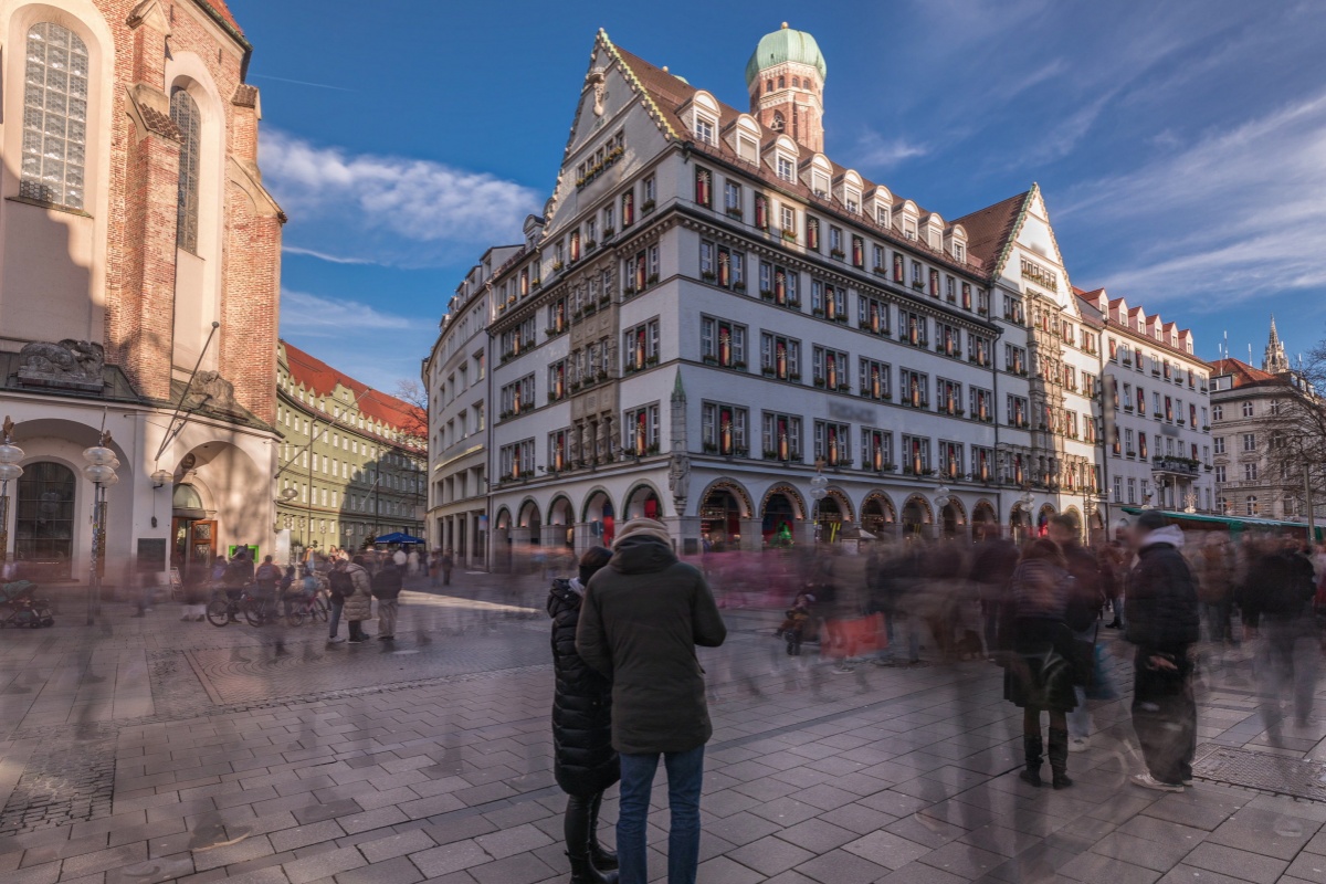 Kaufingerstrasse, M&uuml;nih şehir merkezinde Marienplatz yakınındaki alışveriş caddesi ve yaya b&ouml;lgesi