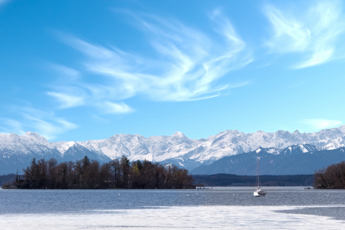 Walchensee G&ouml;l&uuml; ve &ccedil;evresindeki dağ silsilesi &uuml;zerinde Herzogstand